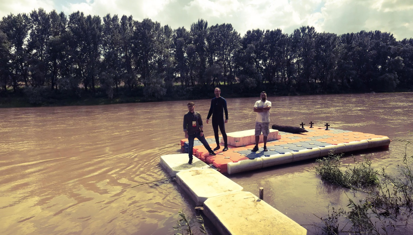 FOTO/VIDEO. Scenă plutitoare pe Someș, în Satu Mare! Începe Festivalul Muzicii de Stradă