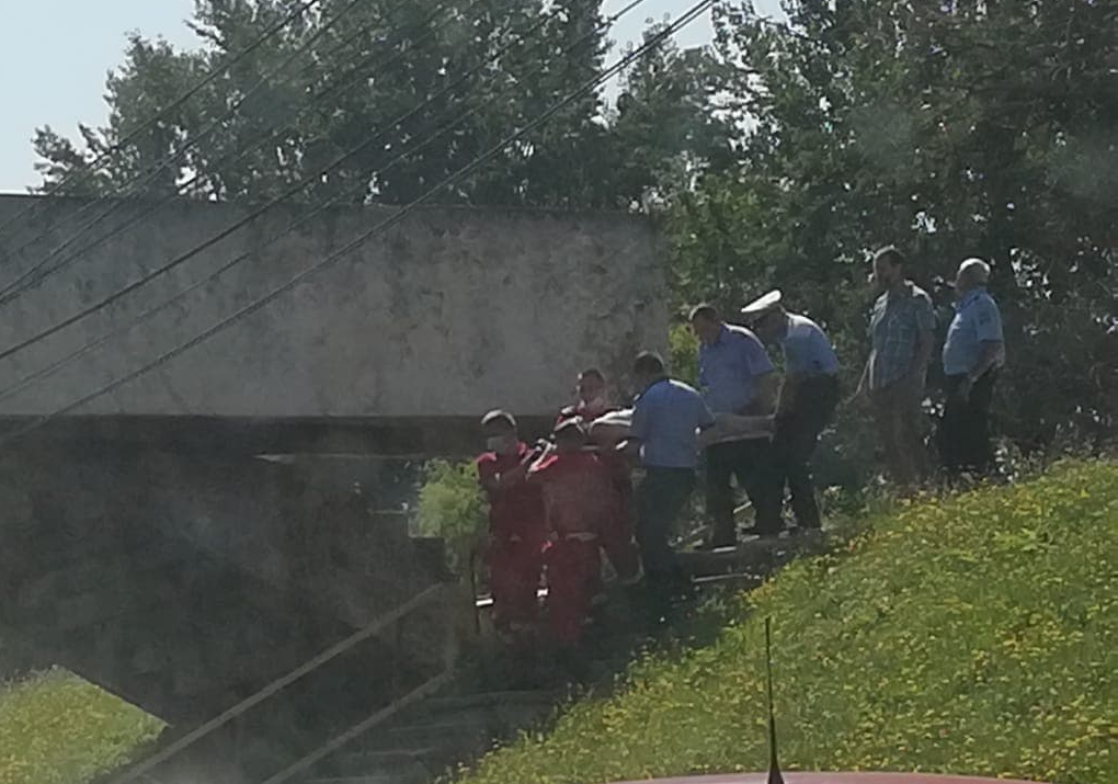 FOTO. Un bărbat a vrut să se sinucidă, în public, în Satu Mare!