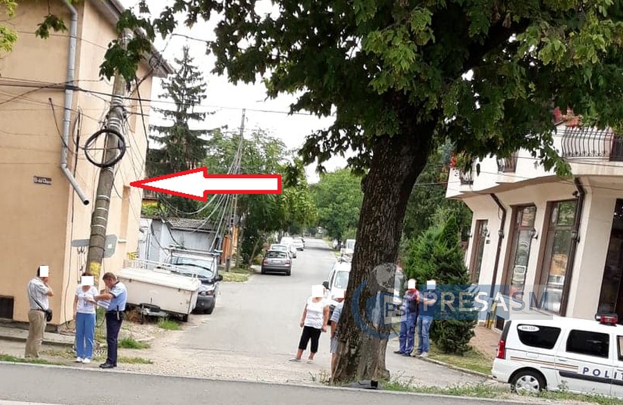 FOTO. Accident dubios. Stâlp de electricitate, rupt la baza Podului Decebal