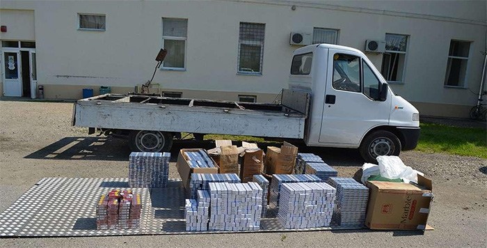 FOTO. Cum a transportat un sătmărean țigări. Lăsat fără autoutilitară!