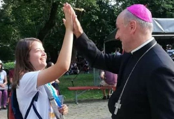 FOTO. VIRAL. Episcopul greco-catolic ”bate cinciul” cu o tânără, în Satu Mare