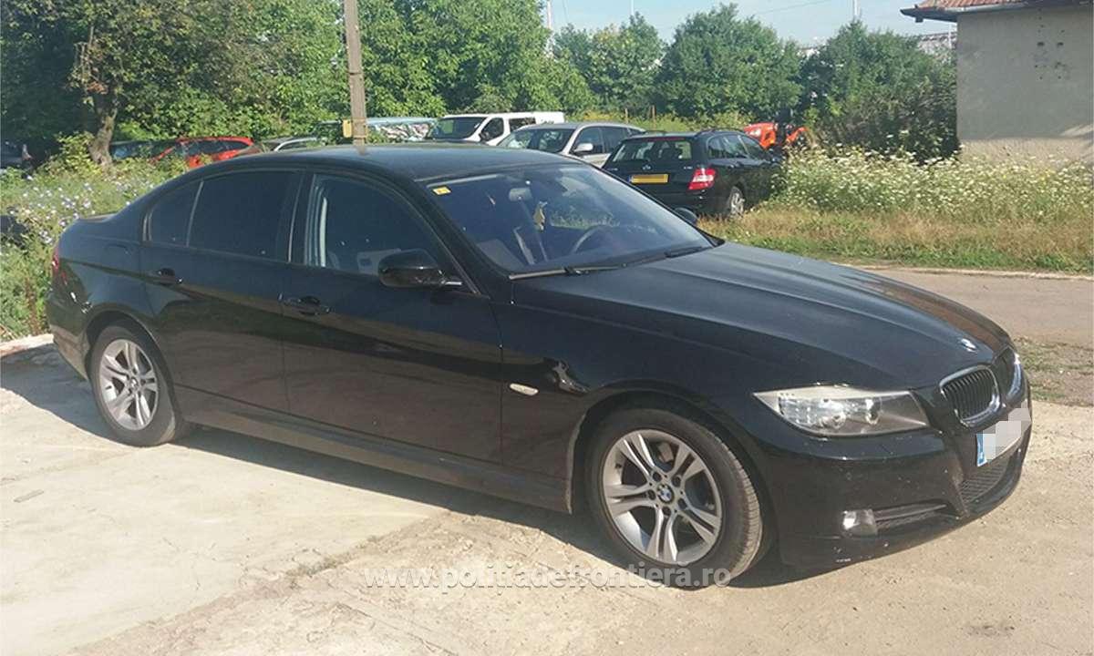 FOTOGALERIE. BMW confiscat la Petea. Șoferul, scos din vamă pe jos