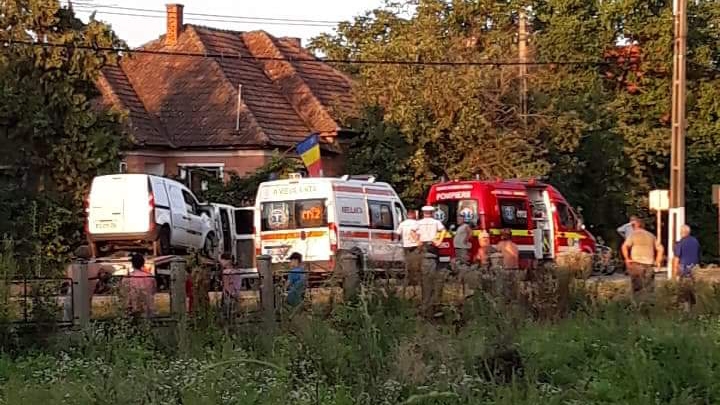 FOTO. Accident între un microbuz și o mașină. Trei victime