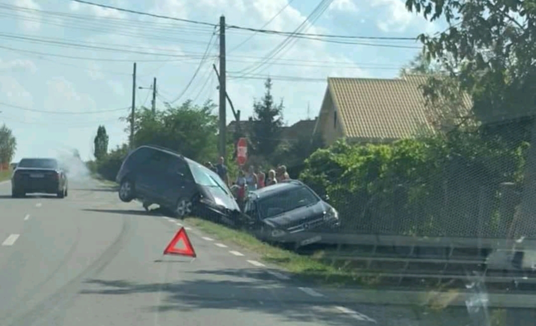 FOTO. Accident rutier. Două mașini au ajuns în șanț
