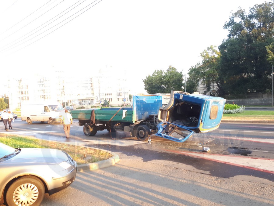 FOTOGALERIE. Mașină lovită de un camion, în Satu Mare! Șoferul, beat mort