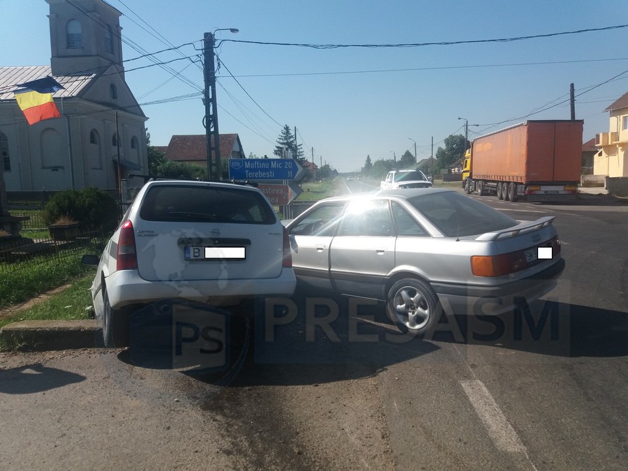 FOTO. Accident frontal pe DN 19. Două mașini au ajuns în șanț