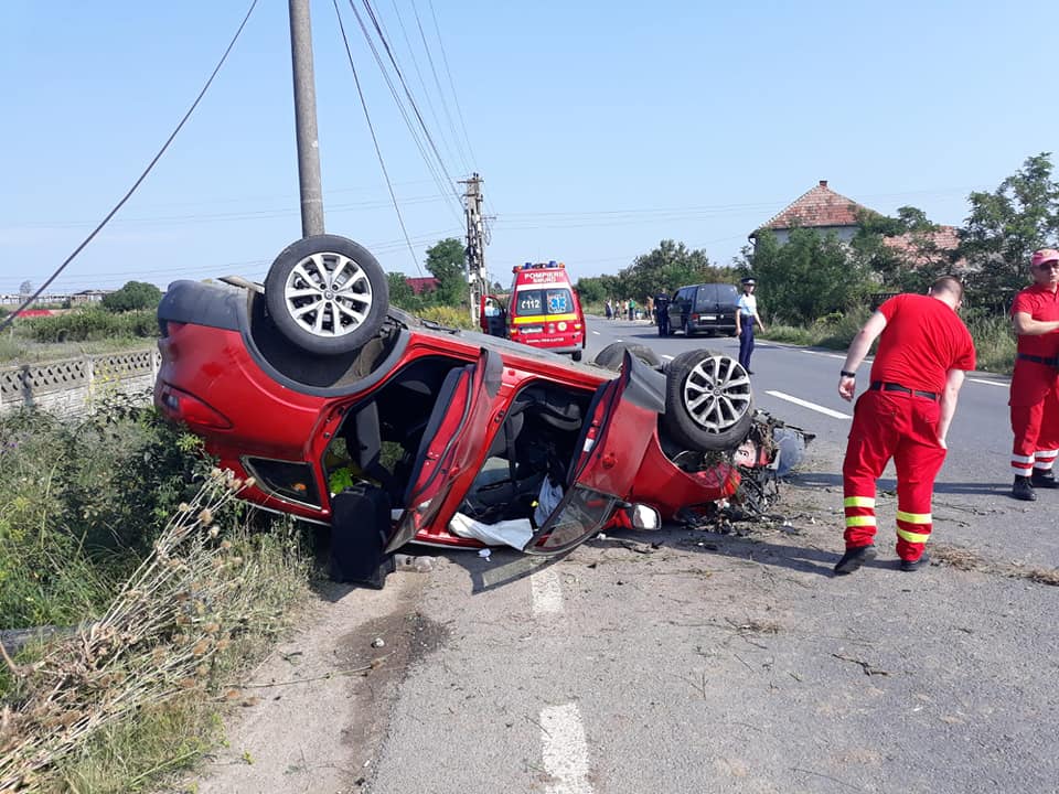 FOTO/VIDEO. Mașină răsturnată, două victime. O persoană este încarcerată