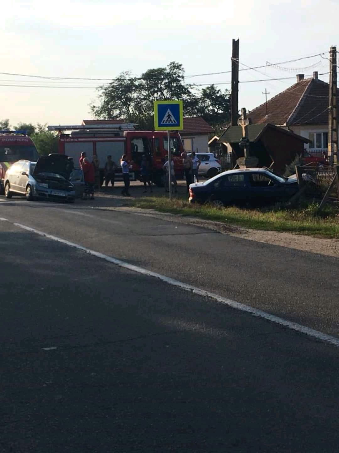 FOTOGALERIE. Accident cu cinci victime la Apateu. Coliziune între două mașini