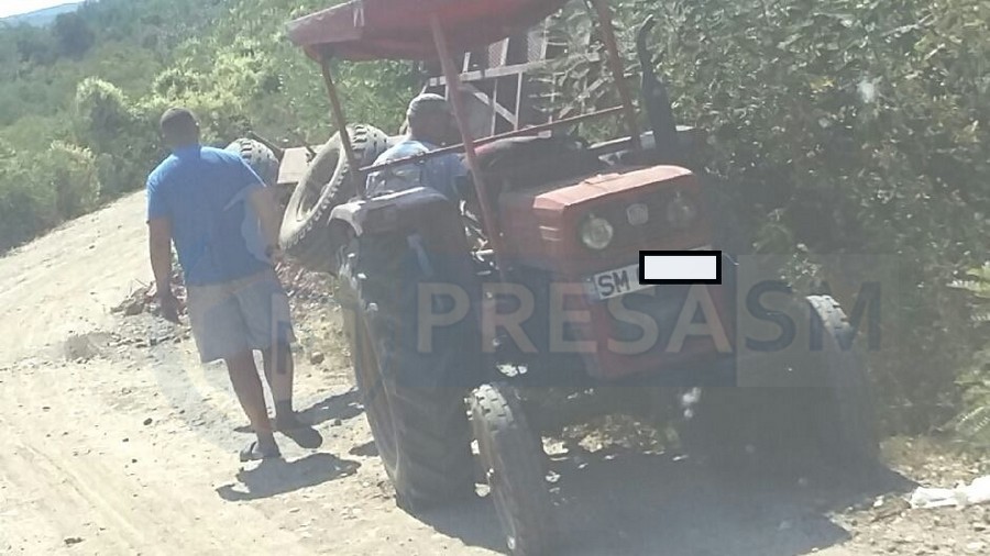 FOTOGALERIE. ”Accident”. S-a ”răsturnat” cu remorca, plină cu deșeuri, pe câmp