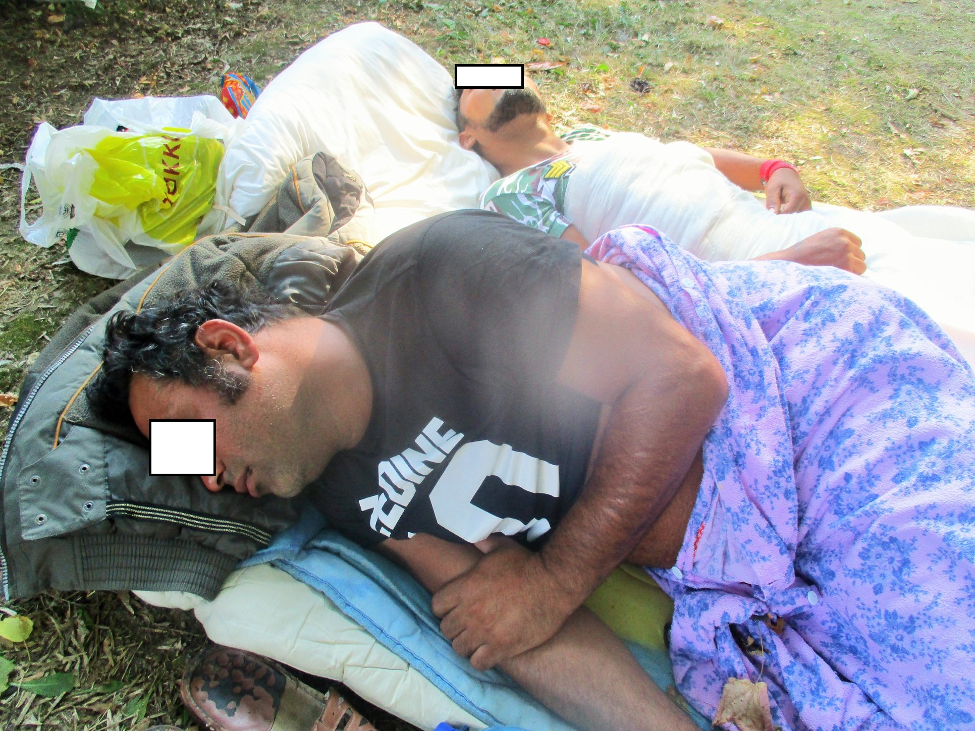 FOTOGALERIE. Oamenii dorm în fața Unității de Primire Urgențe. A intervenit Poliția Locală