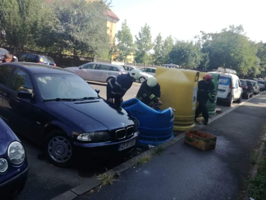 FOTO. Mai multe mașini la un pas distrugere! Incendiu provocat intenționat în Satu Mare