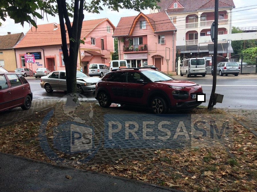 FOTO/VIDEO. Autoturism ”Școală” lovit de o altă mașină. S-a oprit în stâlp