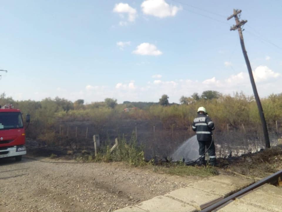 FOTOGALERIE. Incendiu de amploare în județ. Au intervenit pompierii și localnicii