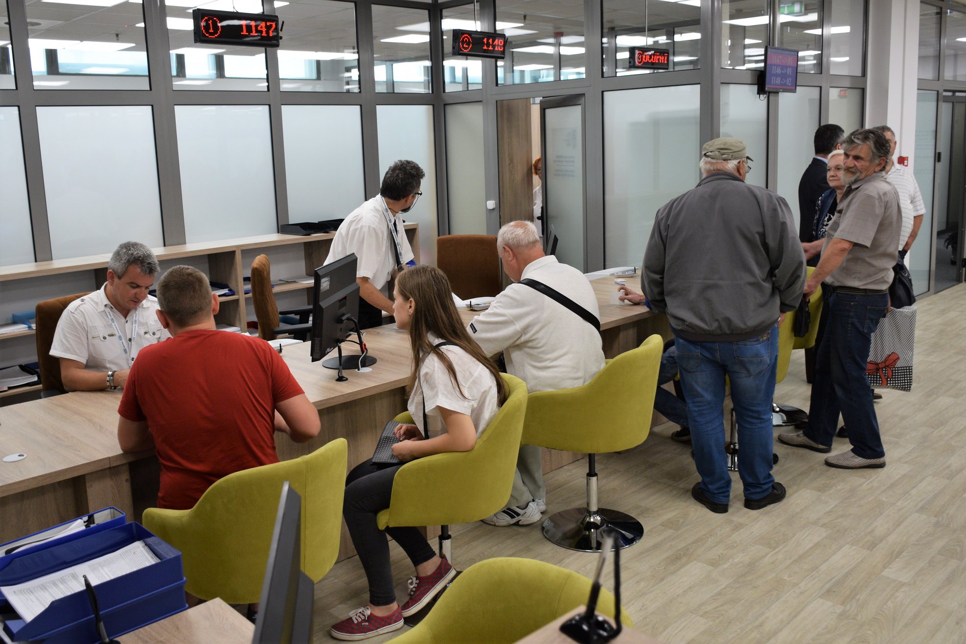 FOTO. De apreciat! Funcționarii de la ”Buletine”, ”Impozite” și ”Stare civilă” au muncit și în zilele libere