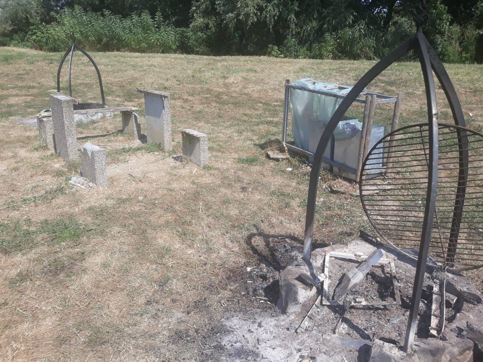 FOTOGALERIE. Zona de picnic din Micro 16, distrusă și incendiată de vandali