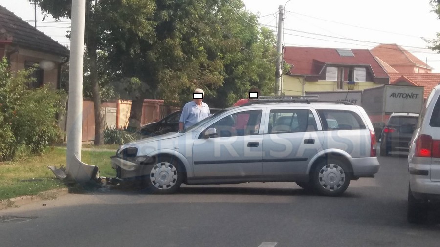 FOTO. Un șofer a ajuns cu mașina în stâlp, în municipiul Satu Mare