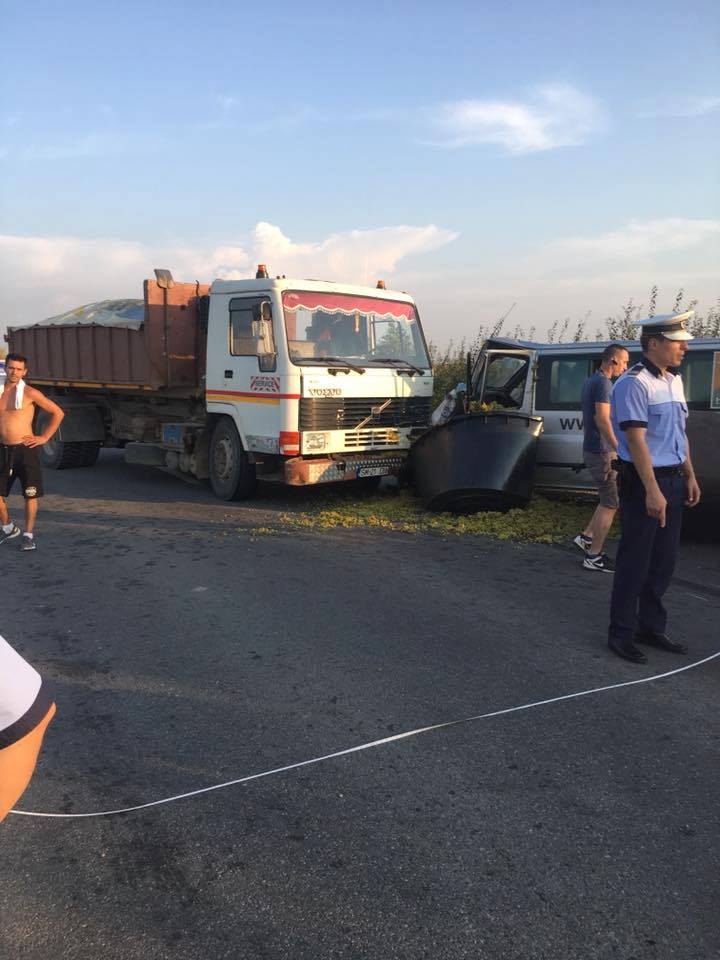 FOTO. Accident între un TIR și un microbuz. Mai multe persoane au fost rănite