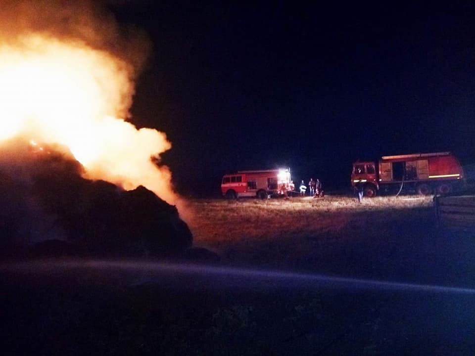 FOTOGALERIE. Incendiu de amploare, provocat de trăsnet, în județul Satu Mare