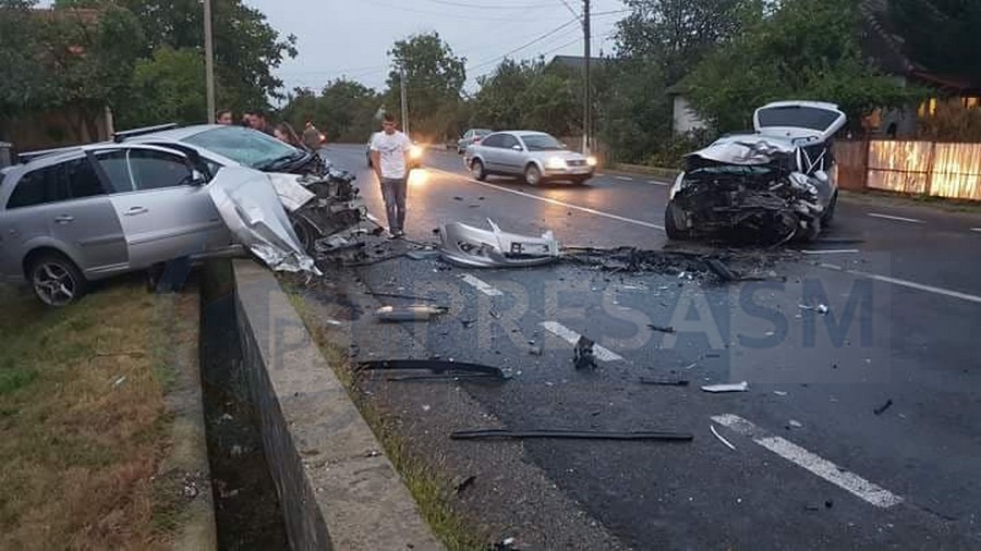 FOTOGALERIE. Accident frontal, cu victime, în Supuru de Sus. DN 19, blocat