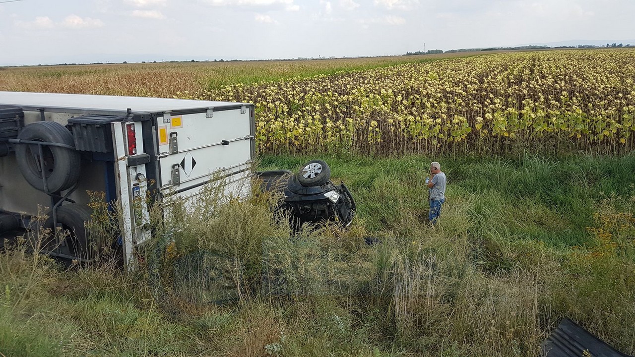 FOTO/VIDEO Accident grav la ieșirea din Satu Mare. Coliziune între un TIR și un autoturism