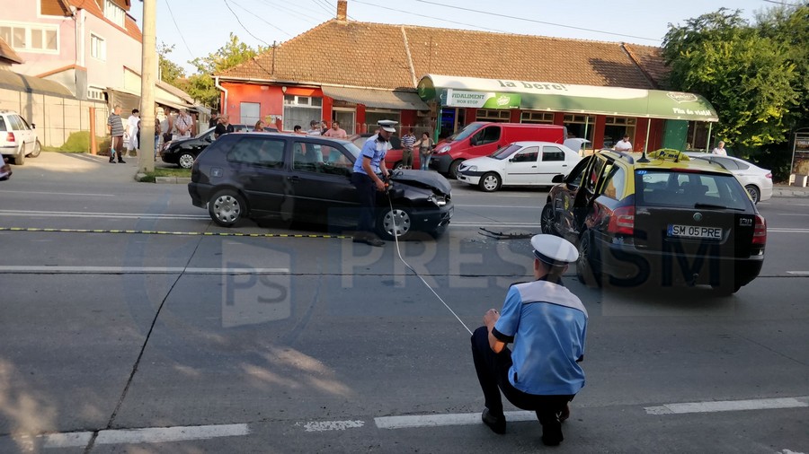 FOTOGALERIE. Accident pe drumul Botizului. O persoană a rămas încarcerată