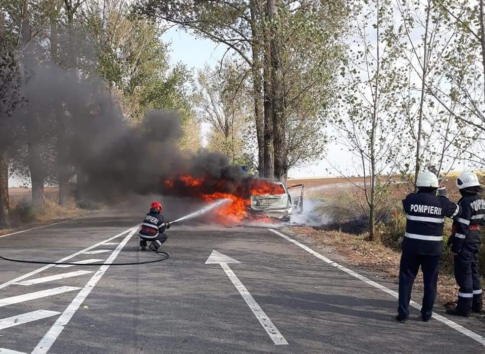 FOTOGALERIE. Mașină făcută scrum pe șosea, lângă Carei