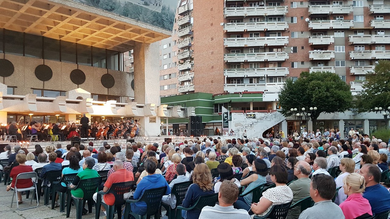 August sună a muzică clasică la Satu Mare. Orchestra Filarmonicii, sub stele. Urmează concerte în aer liber