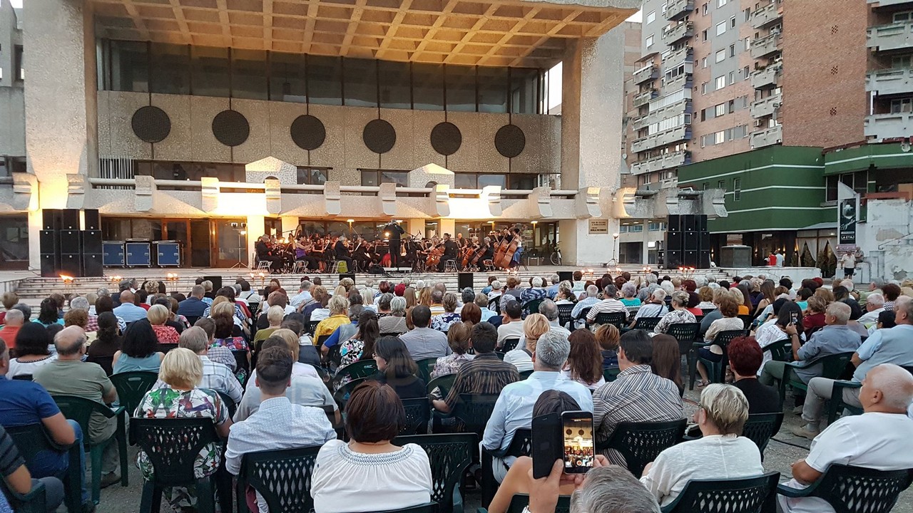 Fotogalerie. Atmosferă vieneză în centrul municipiului. Sute de sătmăreni la concertul în aer liber al Filarmonicii