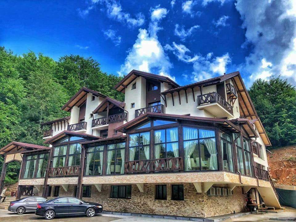 FOTO. ANGAJĂRI. Locuri de muncă ca-n Occident, la un hotel de 4 stele, din Munții Oașului