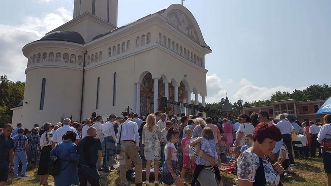REPORTAJ. Mii de credincioși în Catedrala Țării Codrului: Mănăstirea Măriuș