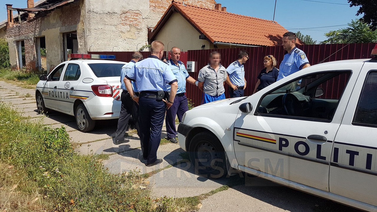 FOTOGALERIE. Un sătmărean a amenințat că dă foc casei și familiei. Desfășurare de forțe ale polițiștilor și jandarmilor