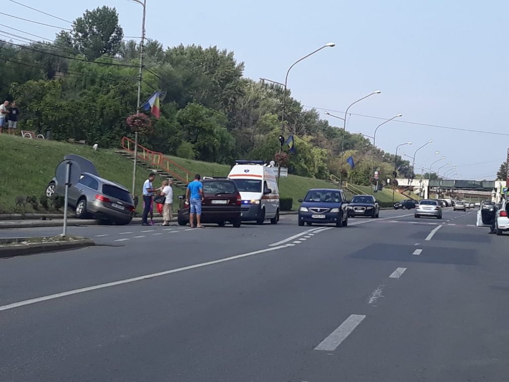 FOTO. Accident! O șoferiță a ajuns cu mașina pe dig, în centrul Sătmarului