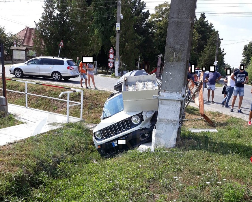 FOTO. Accident între un JEEP și un BMW. O mașină s-a oprit în stâlp