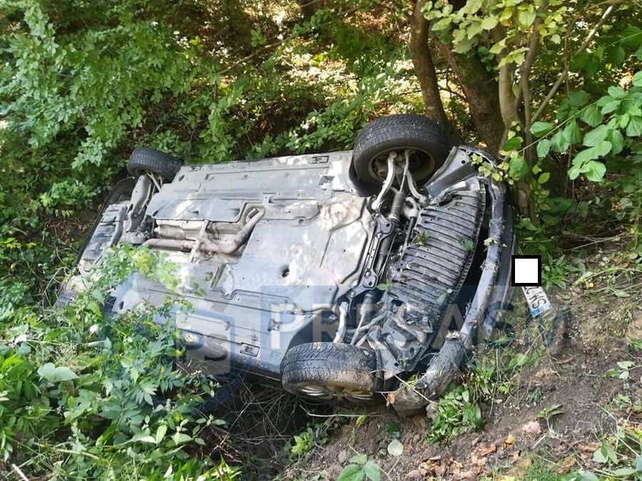 FOTOGALERIE. Sătmărean, mort de beat, s-a răsturnat cu mașina. Accident teribil