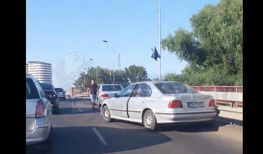 VIDEO. Incident pe Podul Golescu. Un BMW s-a blocat pe pod