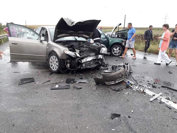FOTOGALERIE. Accident rutier cu victime. Trei mașini implicate pe DN 19