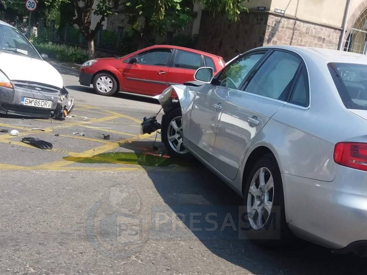 FOTO. Un motociclist a intrat într-o mașină. A ajuns direct în șanț, pe B-dul Lucian Blaga