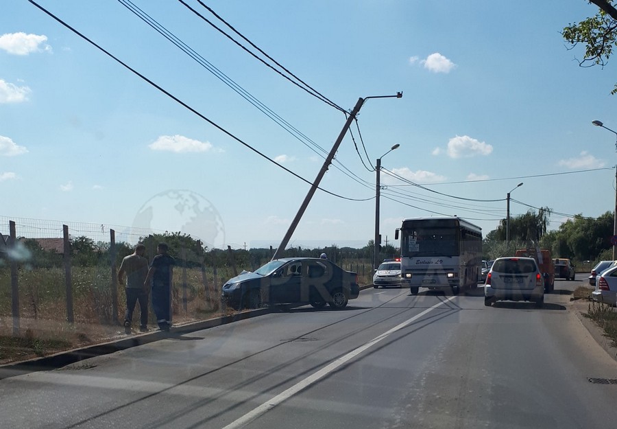 FOTO/VIDEO. Un șofer a intrat cu mașina în stâlp, în Satu Mare