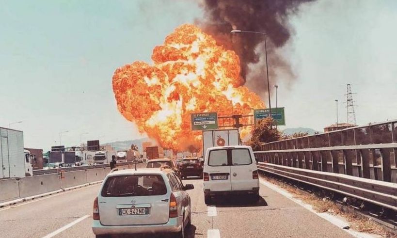 FOTO/VIDEO. Explozie mortală pe autostradă. Trei români răniți grav