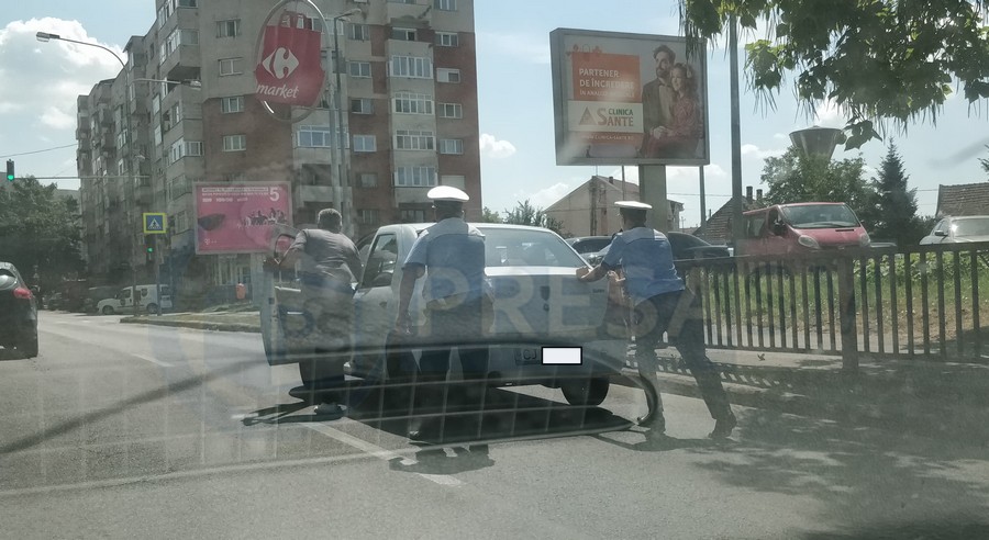 FOTO. Gest de apreciat al polițiștilor. S-au oprit să îl ajute pe un șofer