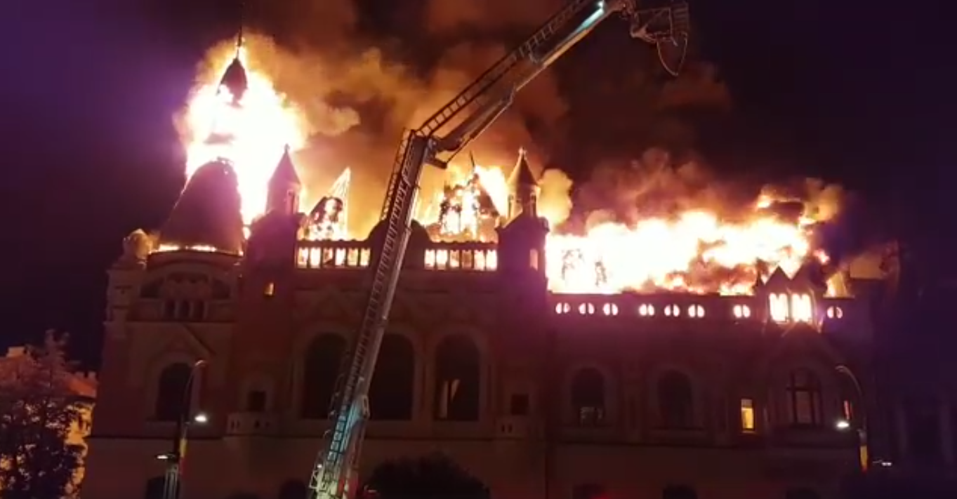 VIDEO. Incendiu devastator la Episcopia Greco-Catolică. Pompierii sătmăreni, în alertă