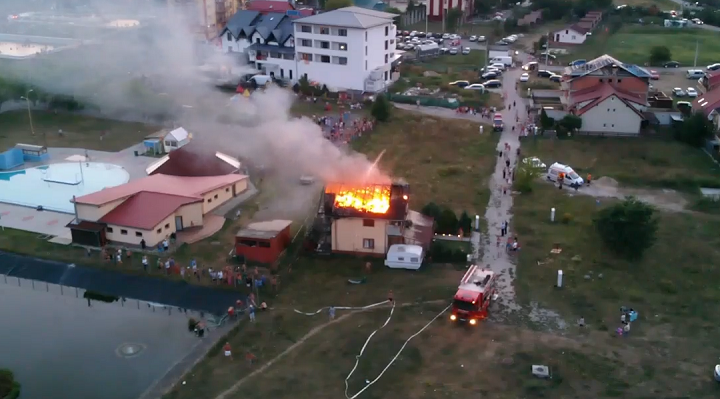 VIDEO spectaculos! De la ce a pornit incendiul din ștrandul Tășnad