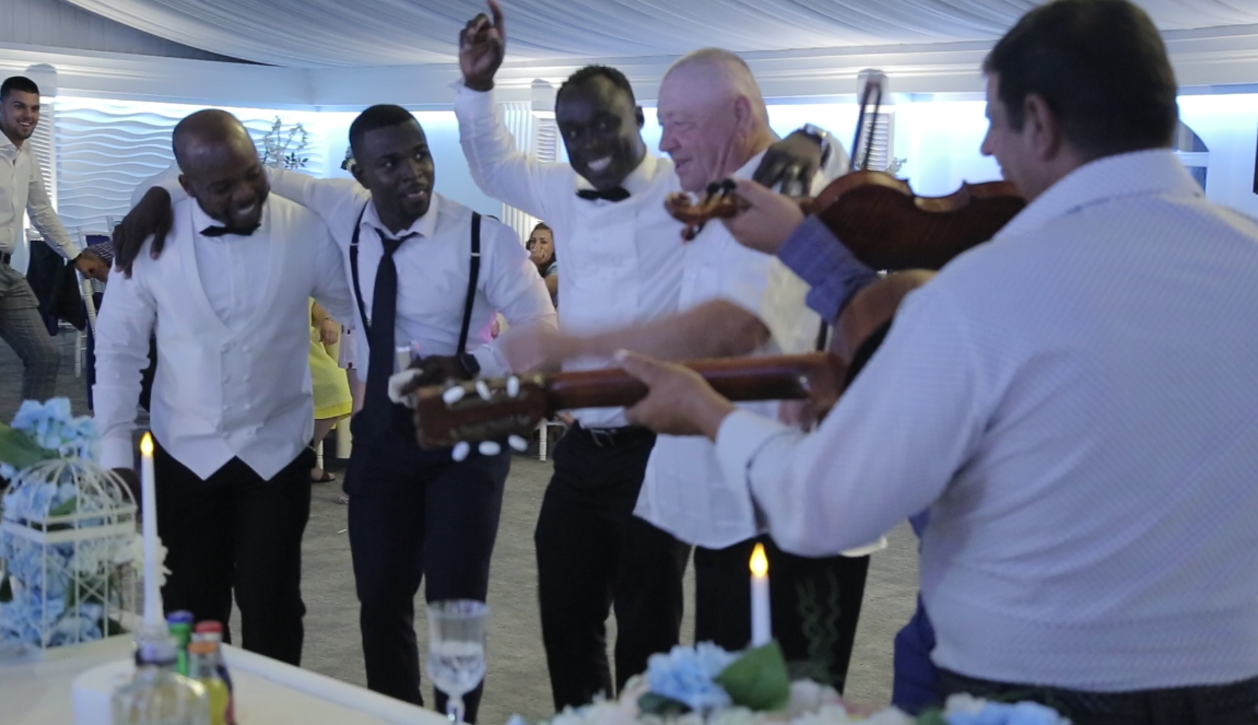 VIDEO. SHOW. Trei persoane de culoare au țâpurit la o nuntă ca-n Oaș