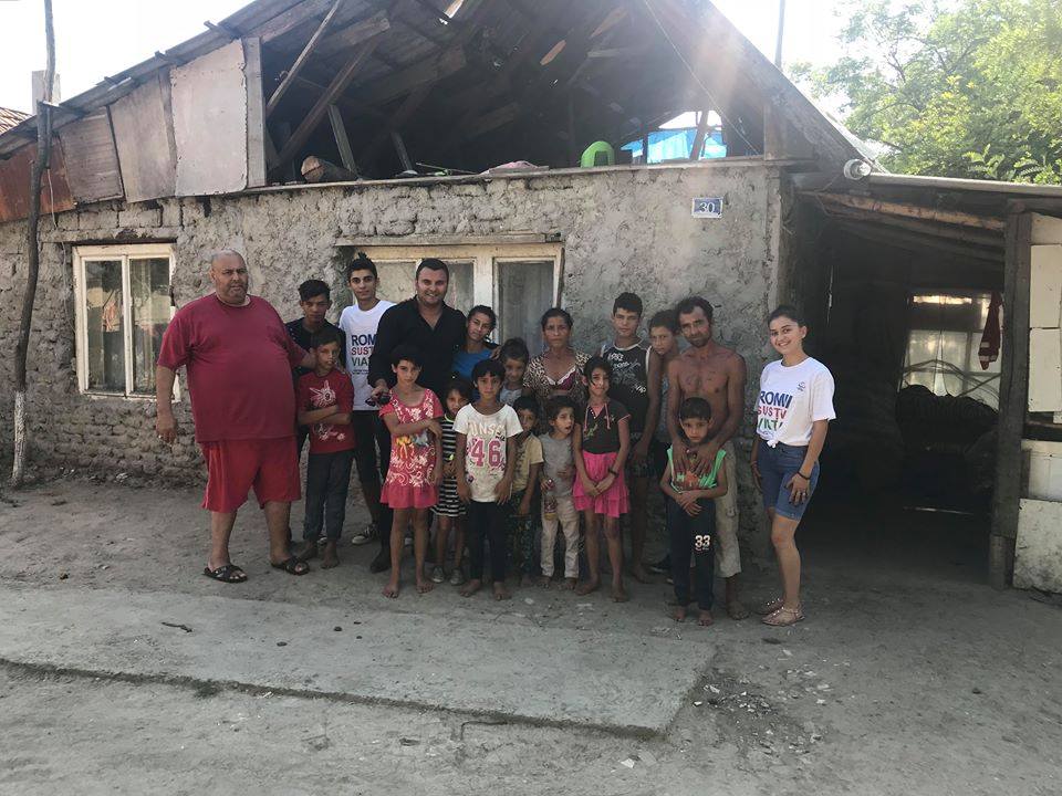 FOTOGALERIE. Familie săracă lipită pământului, ajutată de rromi!