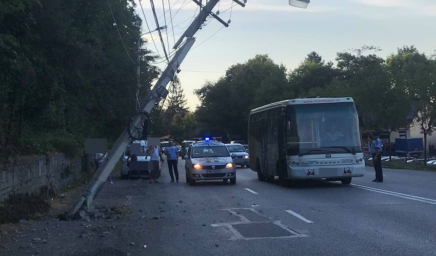 FOTOGALERIE. Un sătmărean a retezat cu mașina un stâlp. Mai multe persoane în vehicul