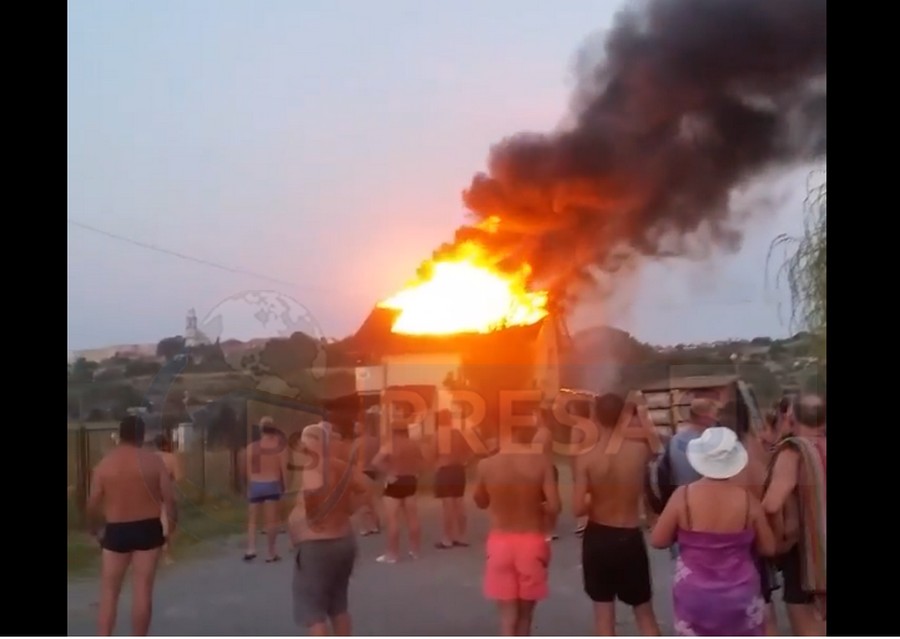 FOTO/VIDEO. Incendiu în Ștrandul Tășnad. Pensiune distrusă, turiști panicați