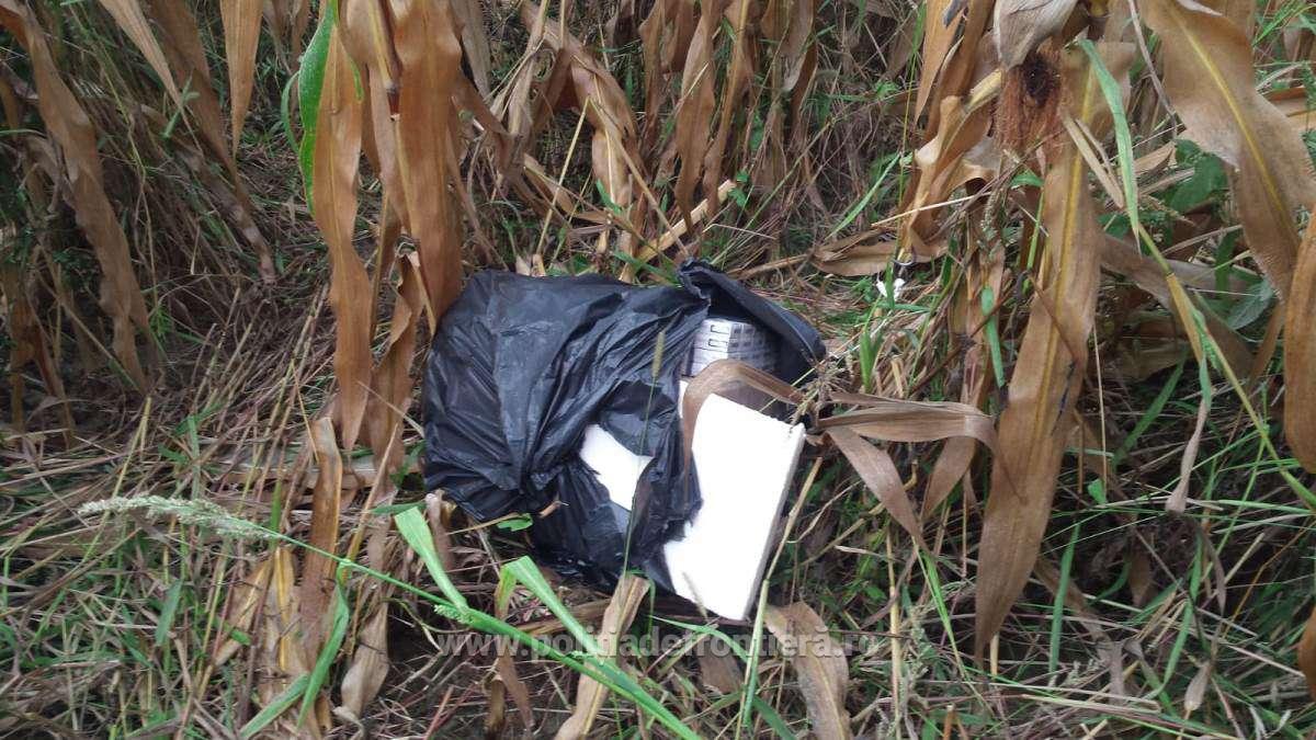 FOTO. Țigări de contrabandă, transportate cu dronele peste graniță în județul Satu Mare