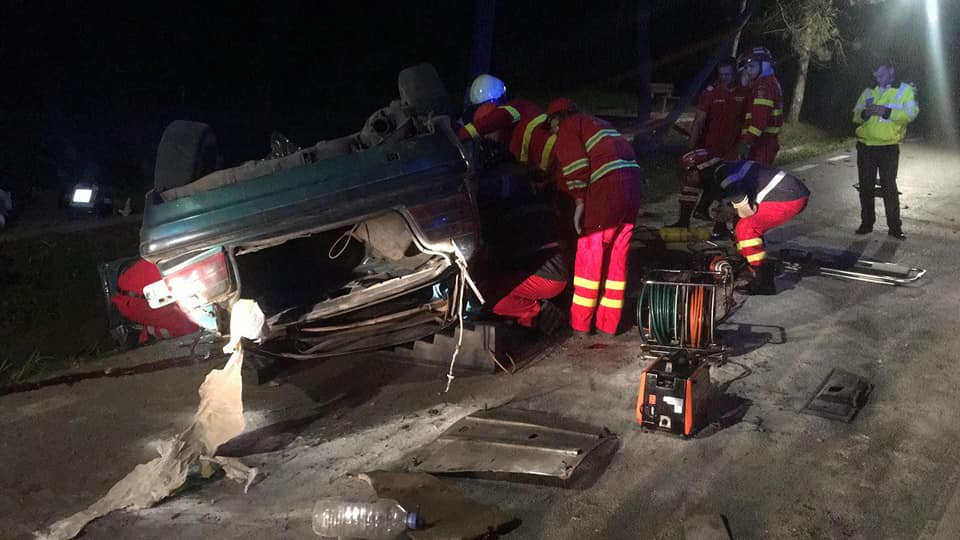 FOTO. Accident cu trei morți! O mașină din Satu Mare a lovit în stâlp