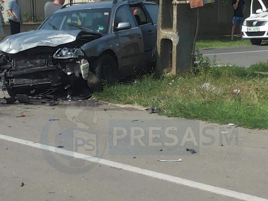 FOTO. Un polițist a produs un accident cu victime la Carei. Mașină răsturnată