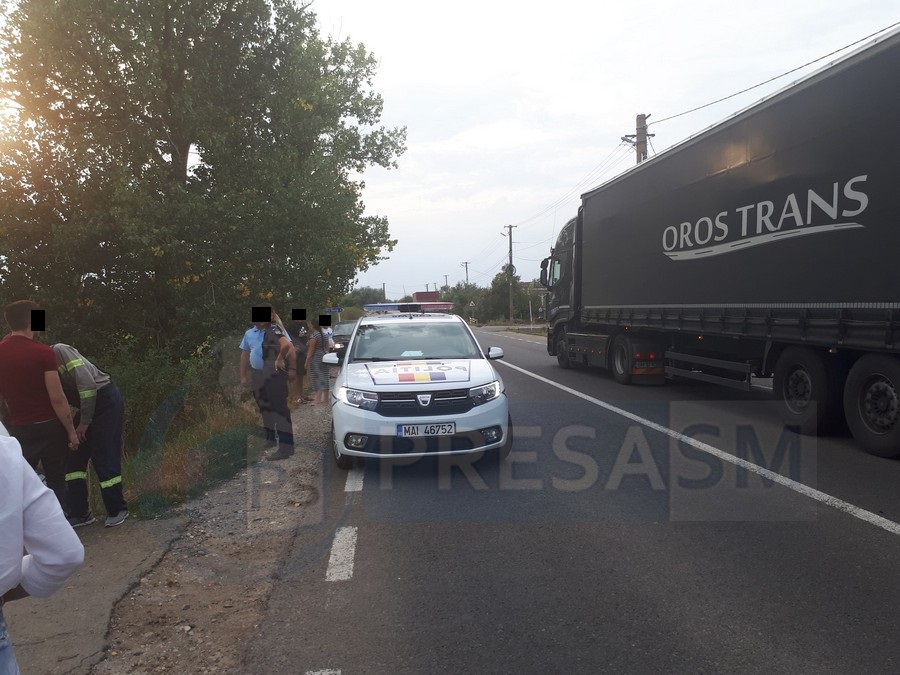 FOTO. Doi tineri drogați au intrat cu mașina într-un cap de pod